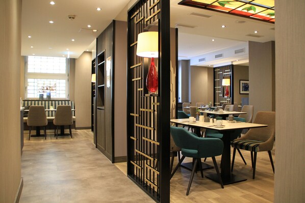 Desayuno buffet todos los días (EUR 25 por persona) 