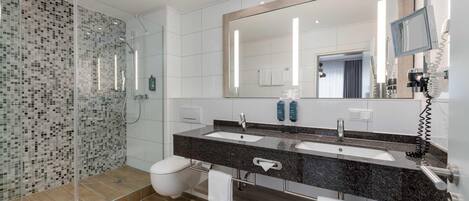 Apartment (no elevator) | Bathroom | Shower, free toiletries, hair dryer, towels
