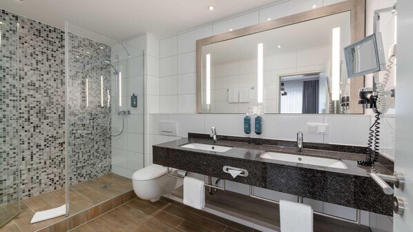 Apartment (no elevator) | Bathroom | Shower, free toiletries, hair dryer, towels