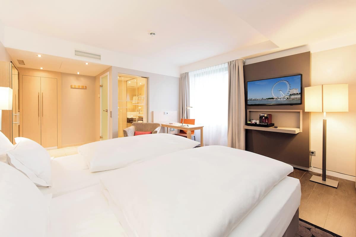 Hypo-allergenic bedding, in-room safe, desk, soundproofing