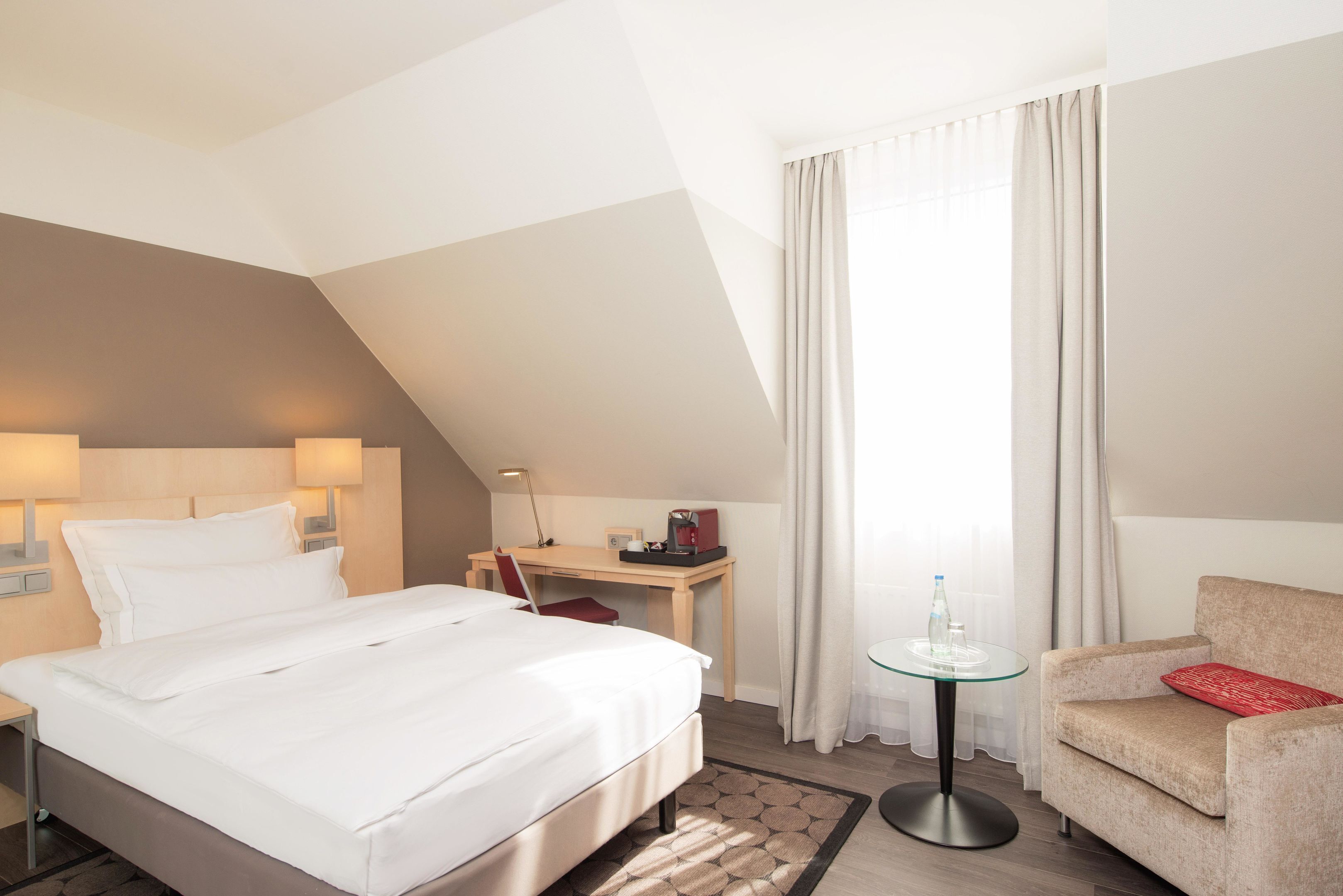Hypo-allergenic bedding available, in-room safe, desk, soundproofing