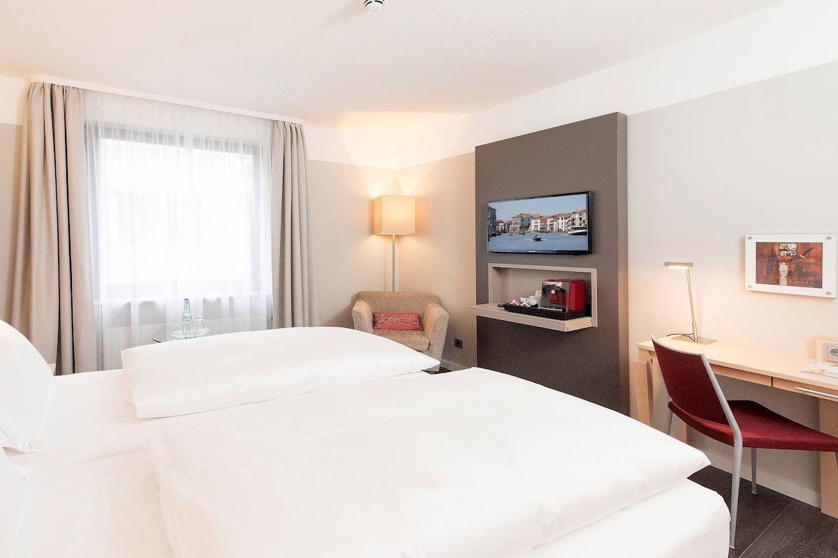 Hypo-allergenic bedding, in-room safe, desk, soundproofing
