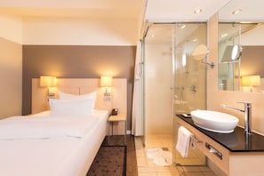 Economy Single Room | Bathroom | Shower, free toiletries, hair dryer, towels