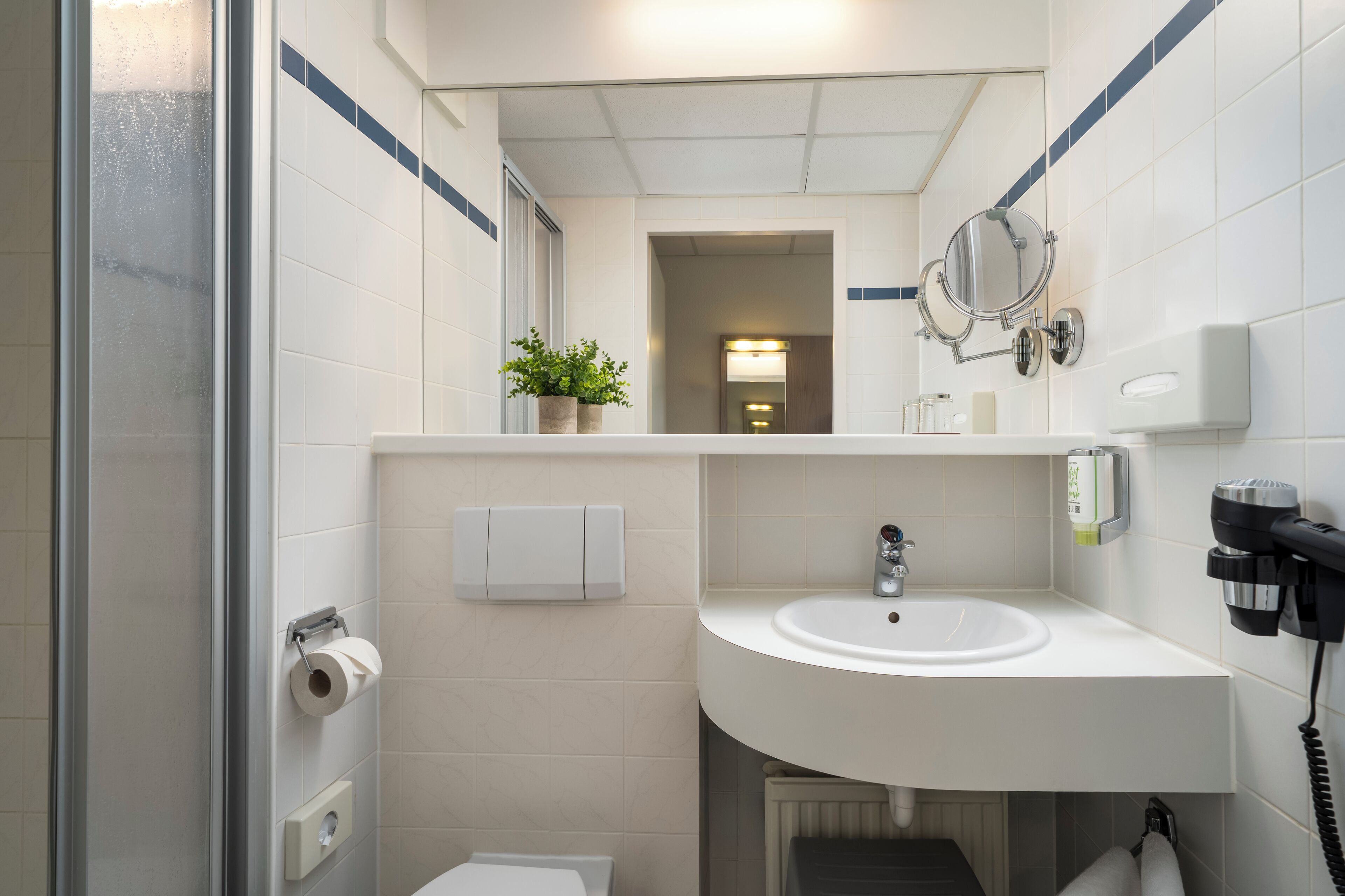 standard single room, 1 single bed | bathroom | shower, hair dryer, towels, shampoo