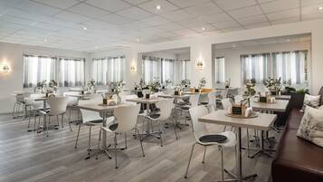 Desayuno buffet (EUR 12.9 por persona)