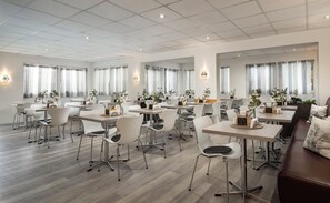 Tägliches Frühstücksbuffet (12.9 EUR pro Person)