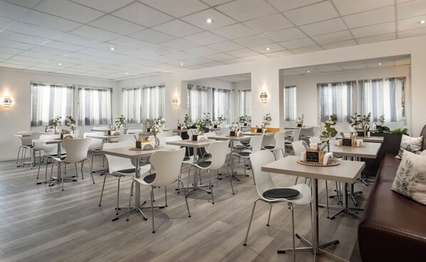 Buffet déjeuner (12.9 EUR par personne)