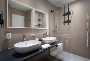Estudio | Baño | Ducha, secador de pelo, toallas y champú