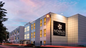 Un moderno edificio de hotel con un letrero llamativo del Hotel Novalis Dresden.
