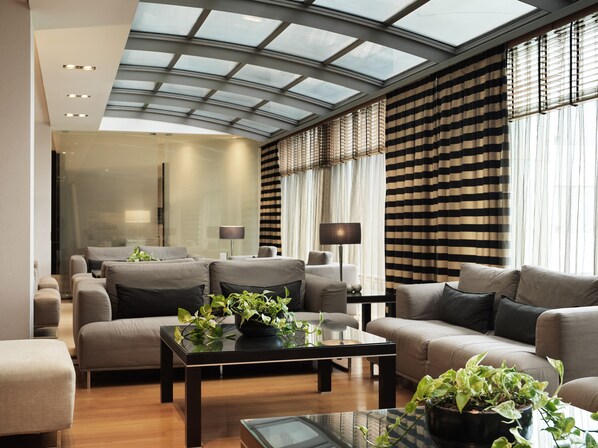 Coin salon dans le hall