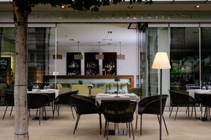 2 restaurants, spécialités Cuisine méditerranéenne