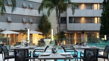 2 restaurantes; se sirven desayunos, comidas, cenas y brunch