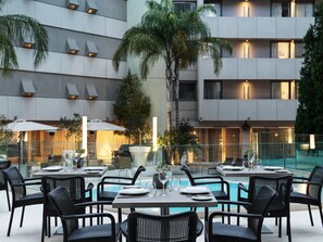2 restaurants; breakfast, lunch, dinner and brunch served  - Galaxy Hotel Iraklio (Heraklion)
