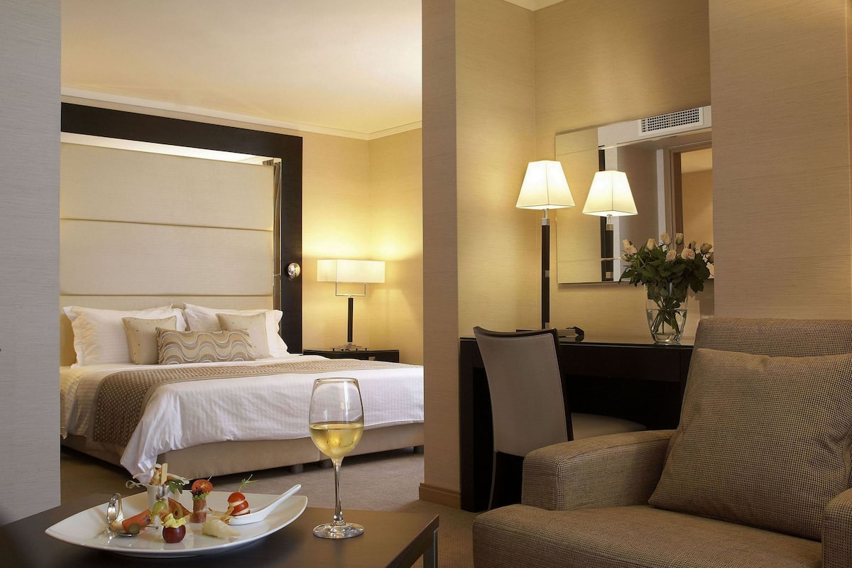 executive suite, 1 bedroom, non smoking, jetted tub | egyptian cotton sheets, premium bedding, select comfort beds