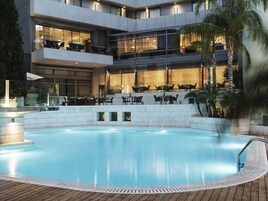 Outdoor pool, pool umbrellas, sun loungers