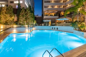 Outdoor pool, pool umbrellas, sun loungers