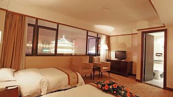 Standard-huone, kaupunkinäköala | Olohuone | 21–tuumainen LCD-televisio, jossa kaapelikanavat