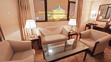 Kahden hengen standard-huone (kaksi sänkyä) | Olohuone | 21–tuumainen LCD-televisio, jossa kaapelikanavat