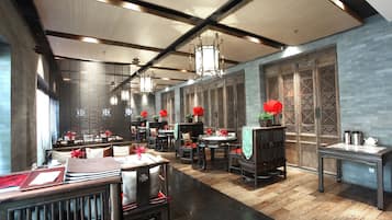 2 ravintolaa, joissa tarjoillaan aamiainen