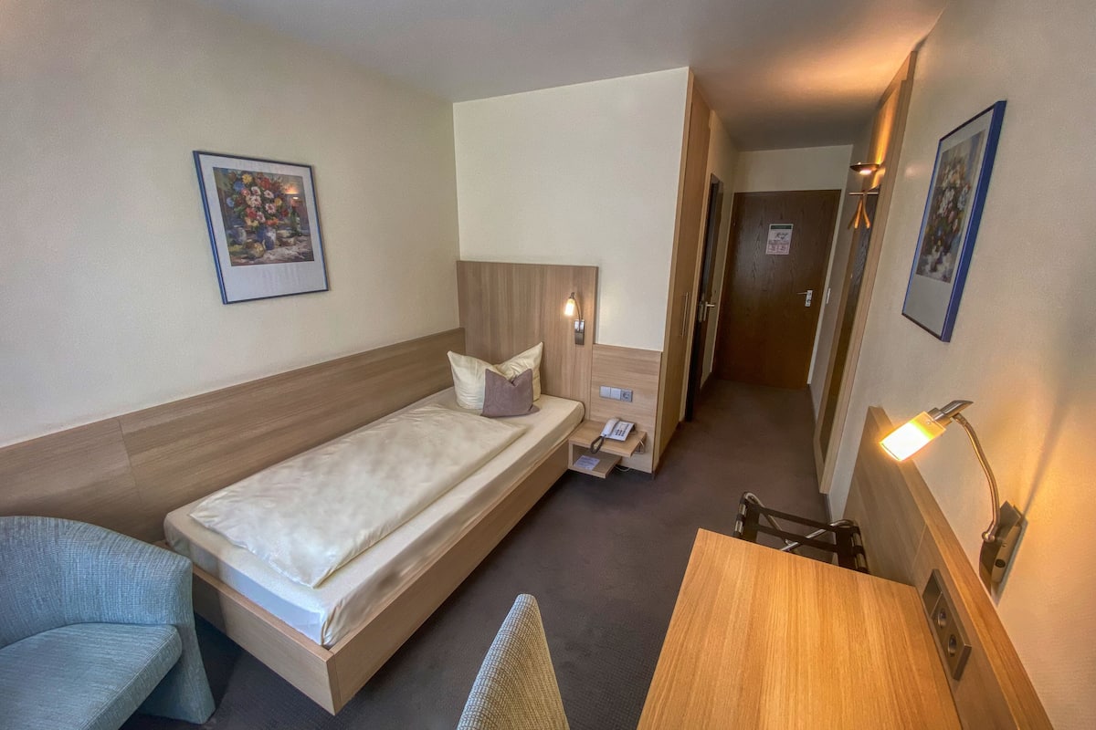 Chambre Simple Confort | Literie hypoallergénique, coffres-forts dans les chambres, bureau