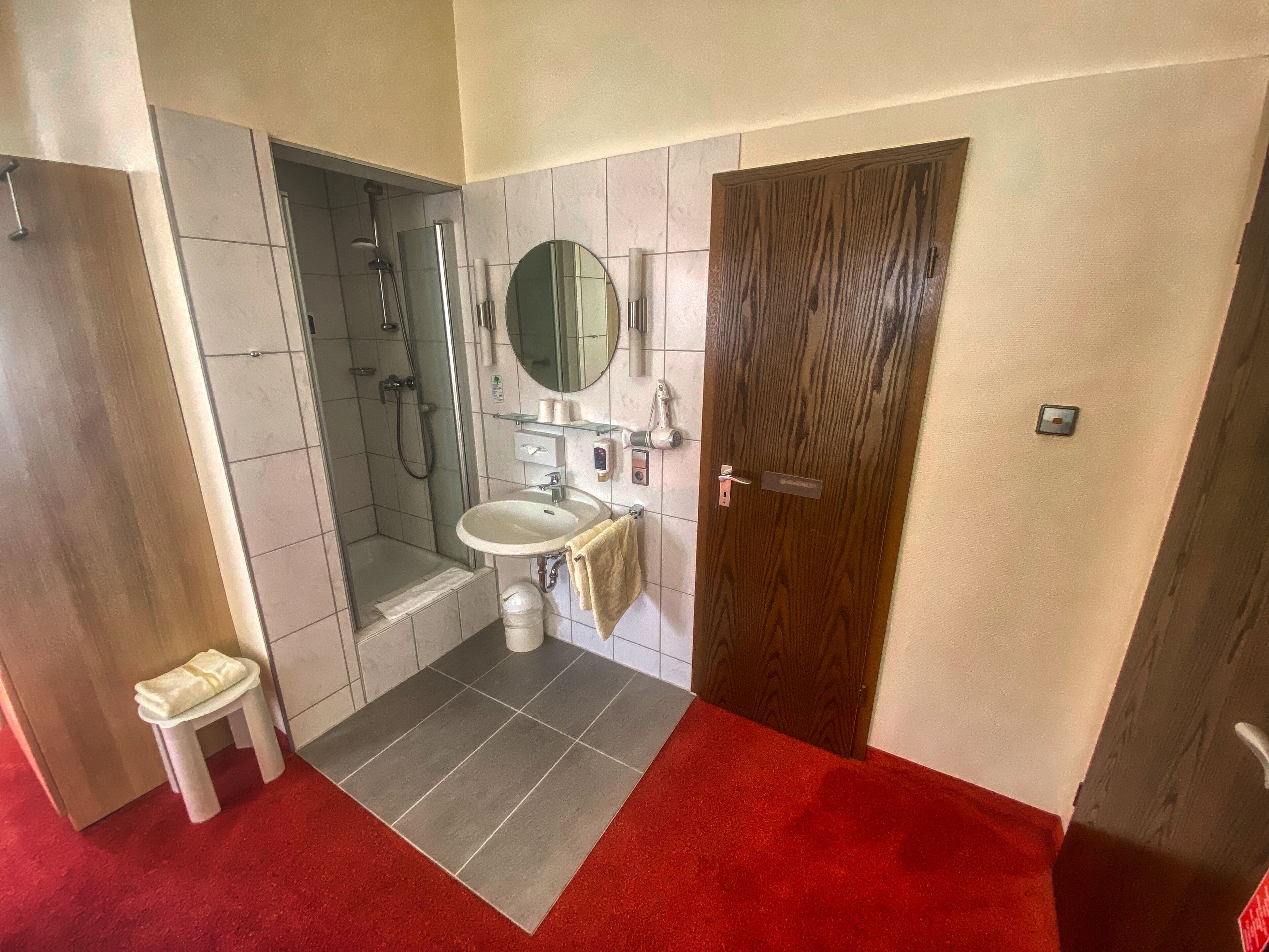 Un bagno con doccia, lavandino e WC.