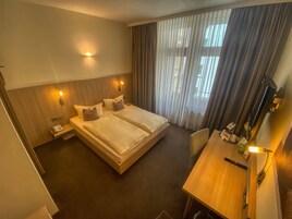 Ropa de cama hipoalergénica y caja de seguridad en la habitación 