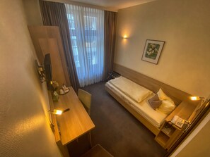 Chambre Simple Confort | Literie hypoallergénique, coffres-forts dans les chambres, bureau