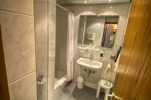 Kahden hengen grand-huone | Kylpyhuone | Ilmaiset hygieniatuotteet, hiustenkuivaaja, pyyhkeet