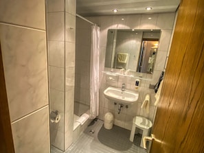Doppia Grand | Bagno | Set di cortesia gratuito, asciugacapelli, asciugamani