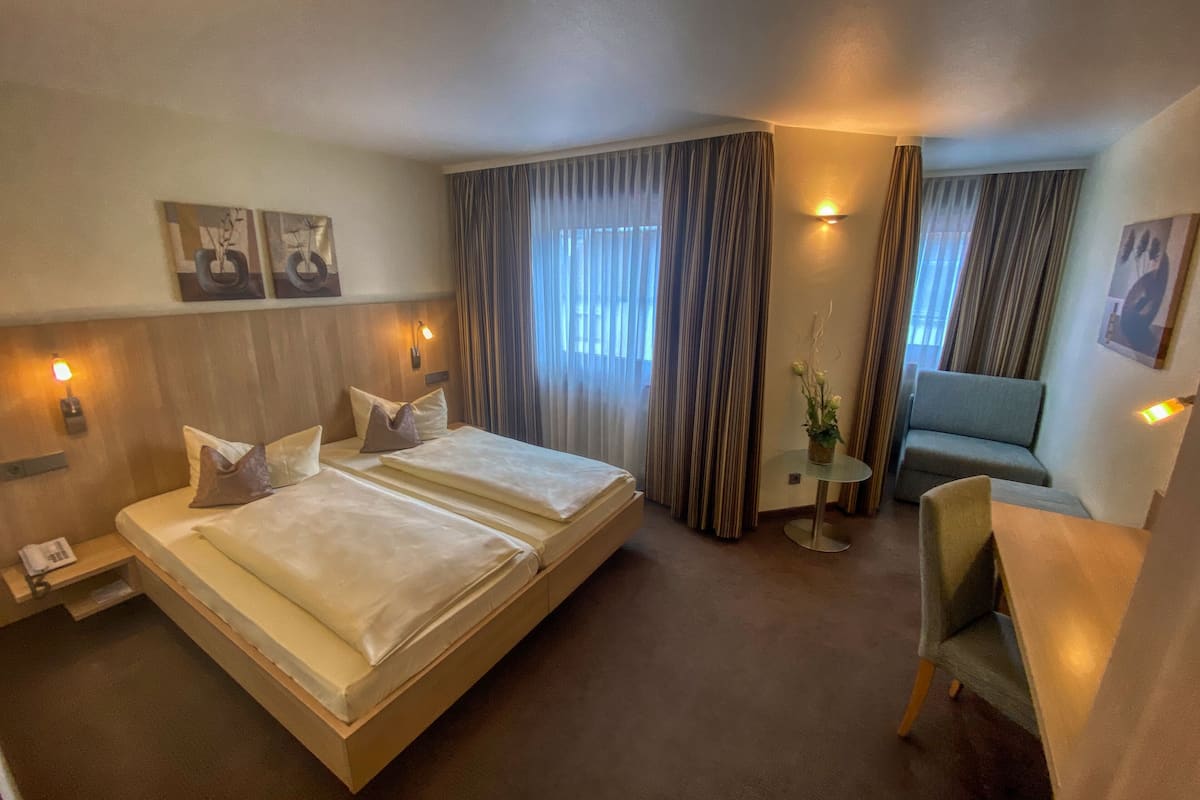 Chambre Double Majestueuse | Literie hypoallergénique, coffres-forts dans les chambres, bureau