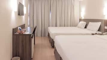 Quarto quádruplo luxo | Frigobar, cofres nos quartos, escrivaninha, Wi-Fi de cortesia