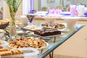 Free daily on-the-go breakfast - Hotel Lancaster (Curitiba)