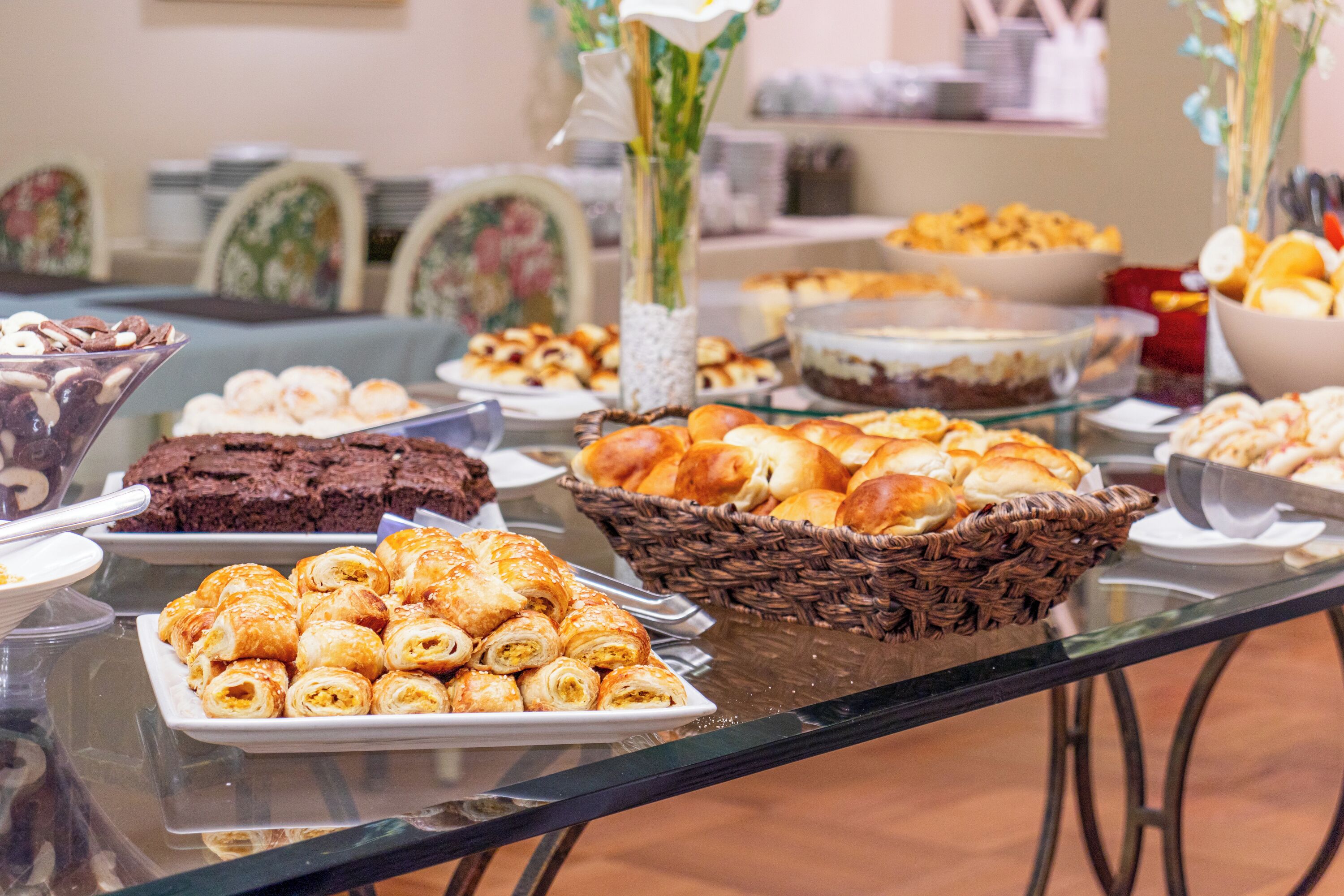 Una mesa de buffet con diversos productos de repostería y postres.