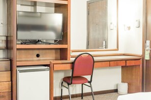 1 chambre, minibar, coffres-forts dans les chambres, bureau
