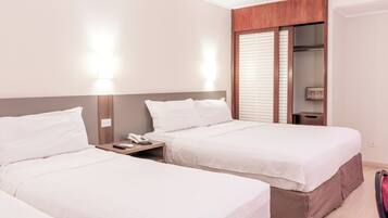 Quarto quádruplo luxo | Frigobar, cofres nos quartos, escrivaninha, Wi-Fi de cortesia