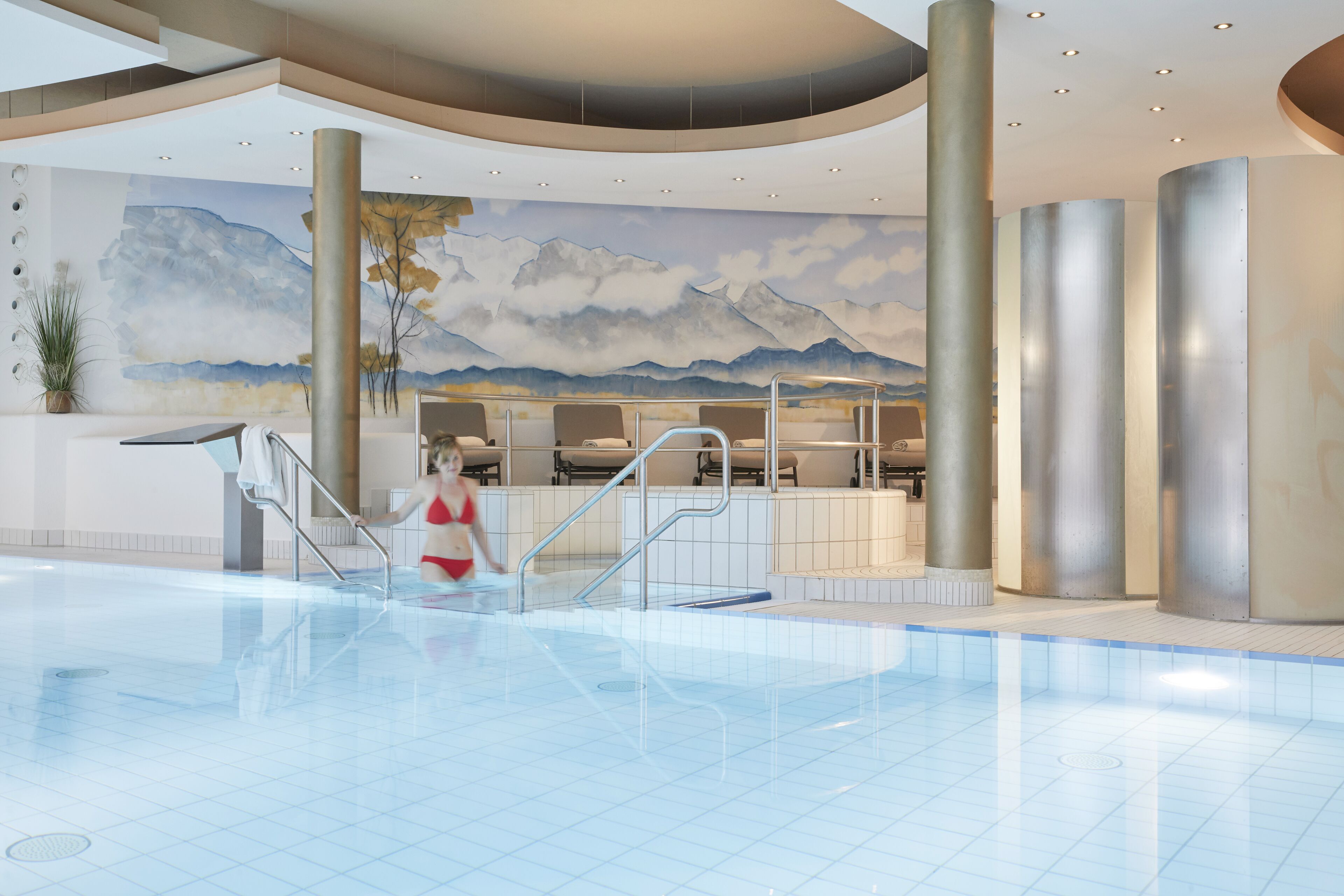 Alberca techada, 2 albercas al aire libre y sombrillas en la alberca