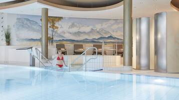 Innenpool, 2 Außenpools, Sonnenschirme, Liegestühle