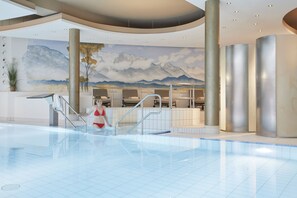 Una piscina cubierta, 2 piscinas al aire libre, sombrillas, tumbonas