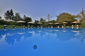 Piscine intérieure, 2 piscines extérieures, parasols, chaises longues