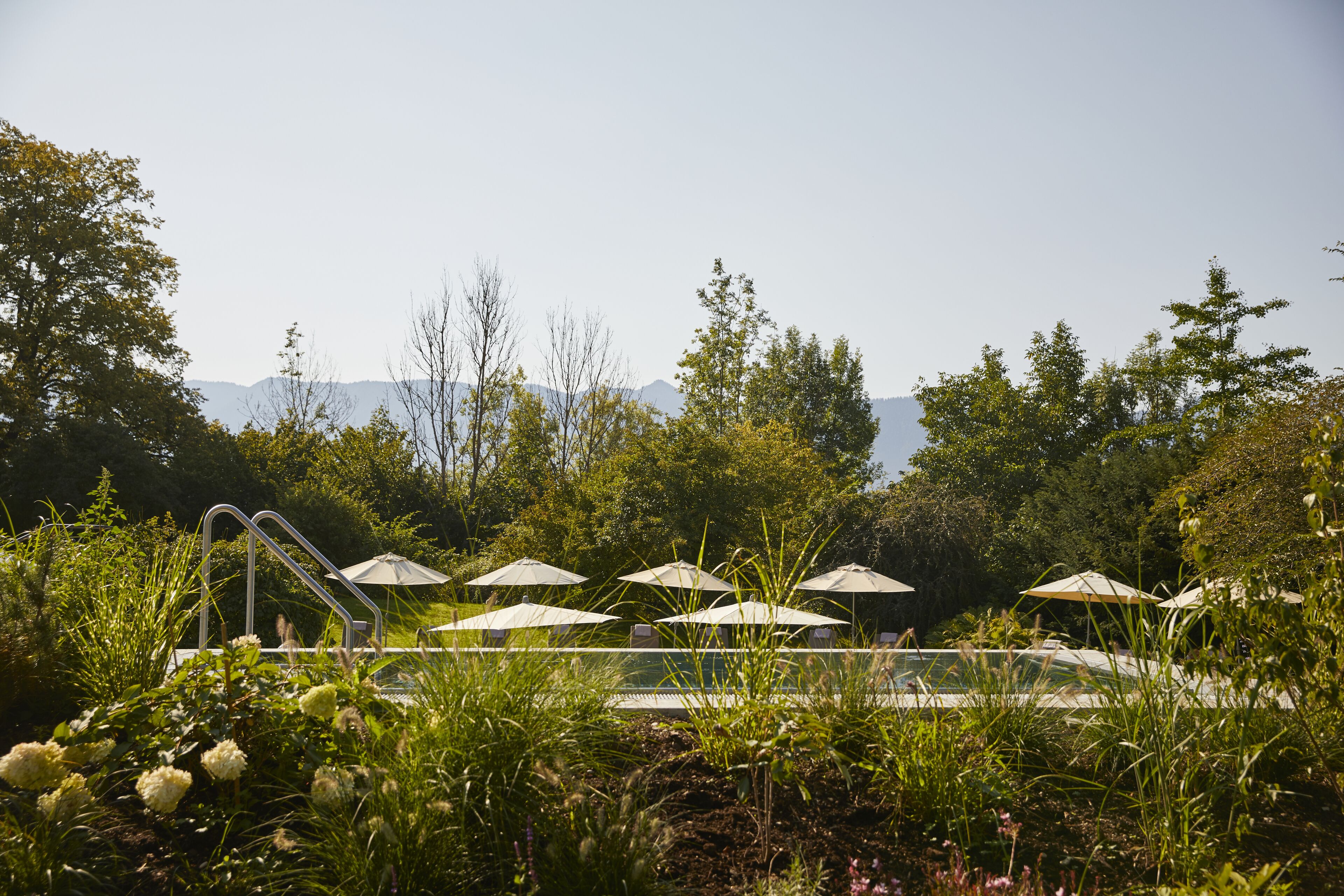 Innenpool, 2 Außenpools, Sonnenschirme, Liegestühle