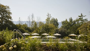 Innenpool, 2 Außenpools, Sonnenschirme, Liegestühle