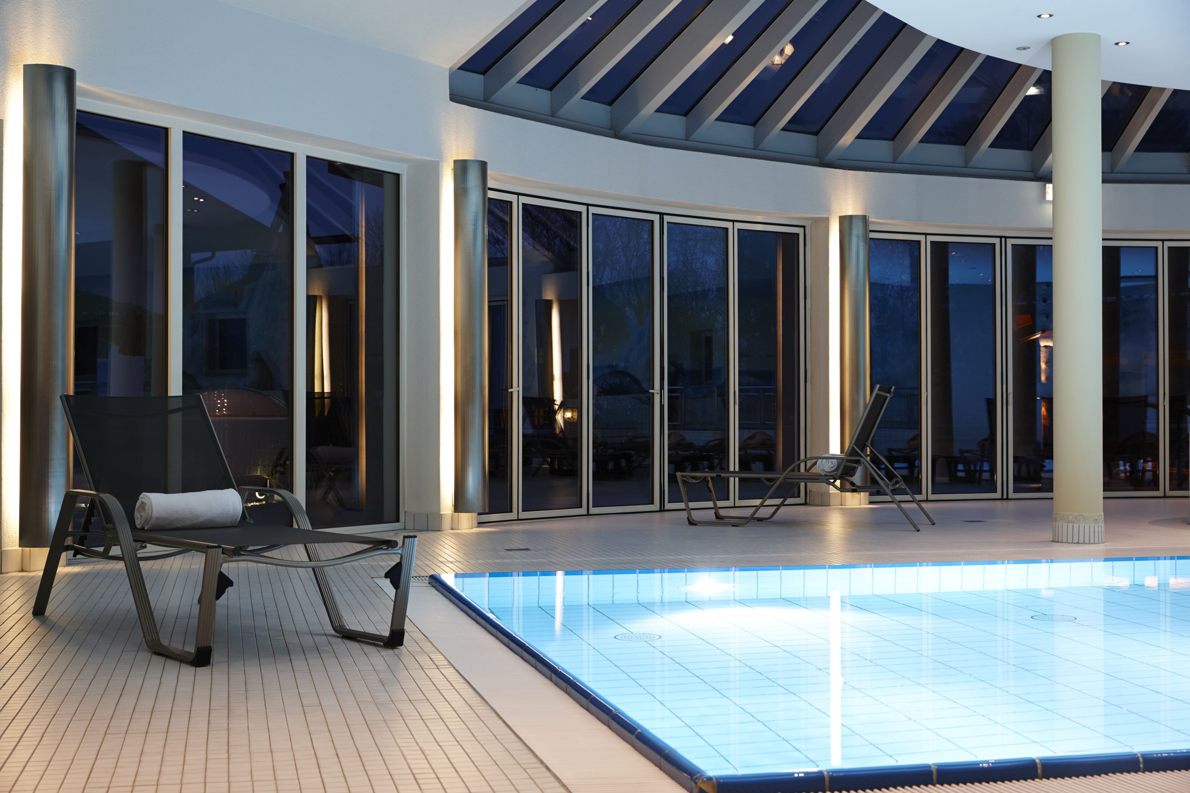 Una piscina techada, 2 piscinas al aire libre, sombrillas