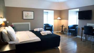 Skrivbord, mörklÀggningsgardiner och strykjÀrn/strykbrÀda