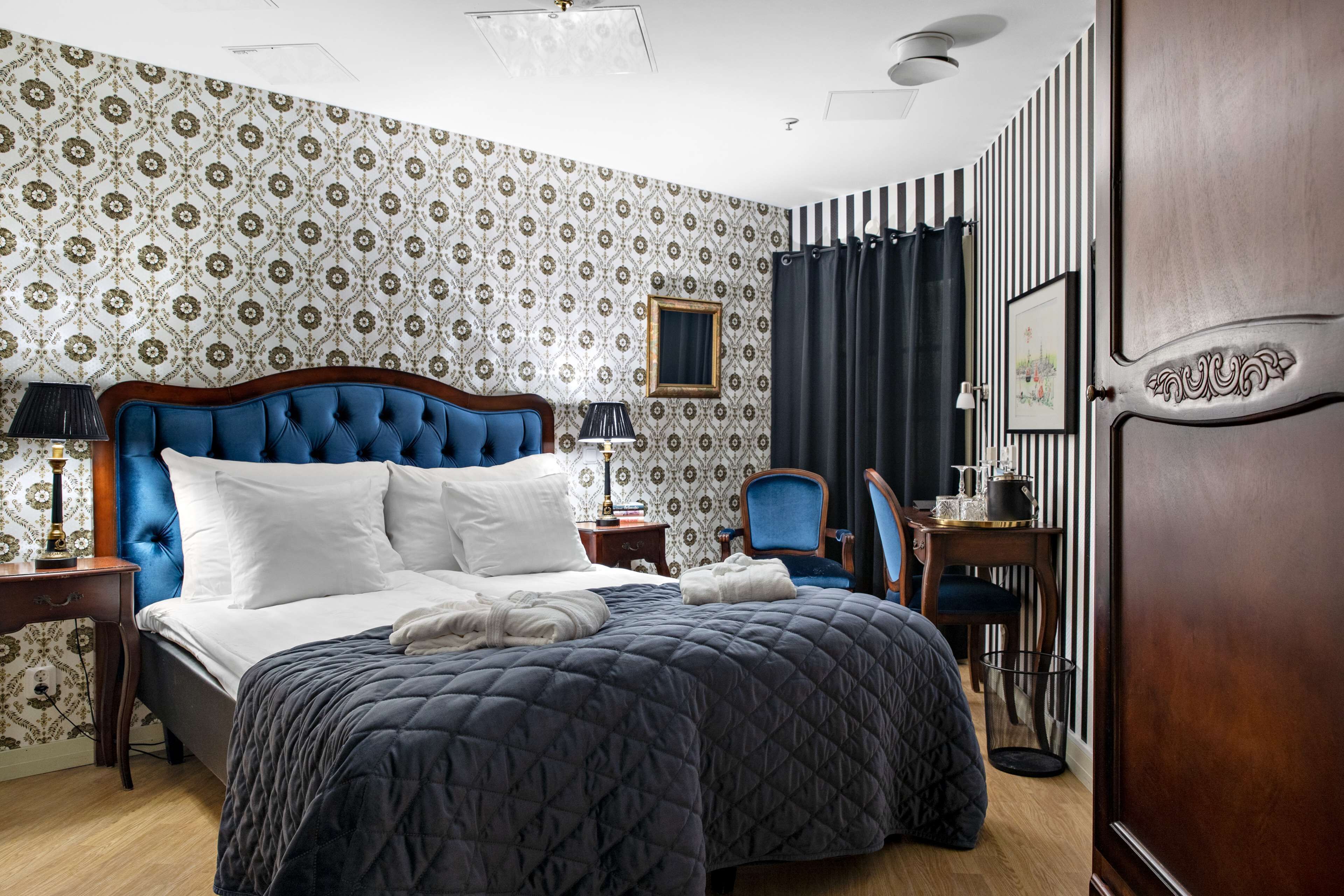 Standardrum - 1 queensize-säng - icke-rökare - inga fönster | Skrivbord, mörkläggningsgardiner och strykjärn/strykbräda