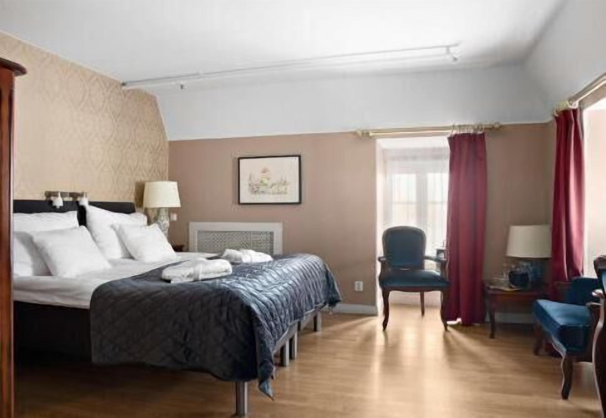 Escritorio, cortinas blackout y tabla de planchar con plancha 
