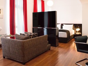 Ropa de cama hipoalergénica y minibar con artículos gratuitos 