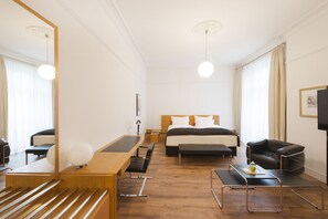 Ropa de cama hipoalergénica y minibar con artículos gratuitos 
