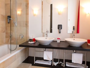 Suite junior | Baño | Amenidades de baño gratuitas, secadora de cabello, toallas