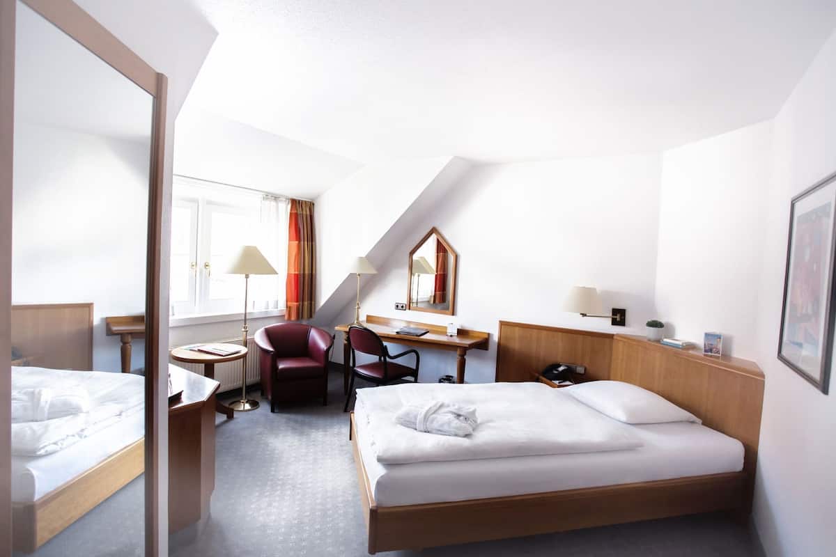 Allergikerbettwaren, Zimmersafe, individuell eingerichtet, Schreibtisch