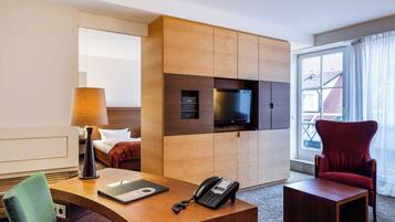 Suite, Balcony | 1 bedroom, hypo-allergenic bedding, in-room safe, individually furnished